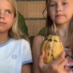 Sarah og Julie smager kakaofrugt