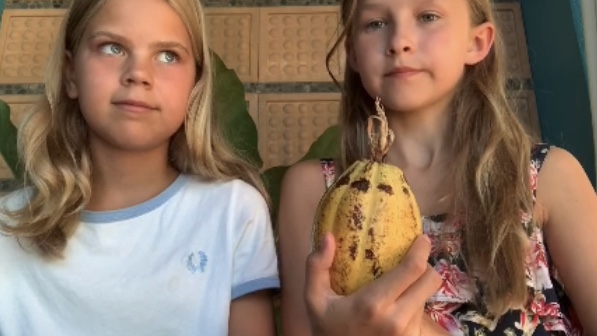 Sarah og Julie smager kakaofrugt